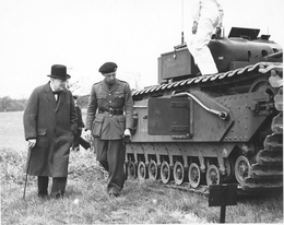 Уинстон Черчилль осматривает Tank Mk.IV Churchill