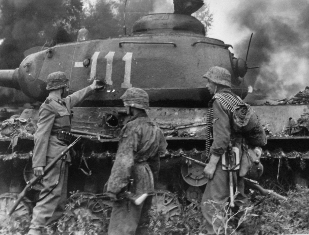 Немецкие солдаты у подбитого танка ИС-2