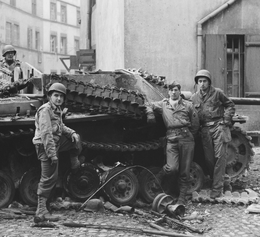 Французские солдаты у подбитой САУ StuG III