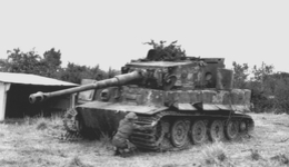 Канадский солдат у немецкого танка «Тигр»