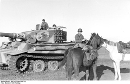 Танк PzKpfw VI Tiger I и конный солдат Вермахта