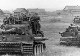 Солдаты вермахта на броне танка Тигр