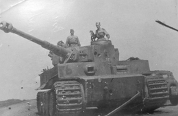 Бойцы РККА на броне подбитого танка «Тигр».