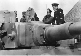 Г. Гудериан осматривает танк «Тигр»