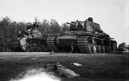Подбитый советский танк КВ-1Э