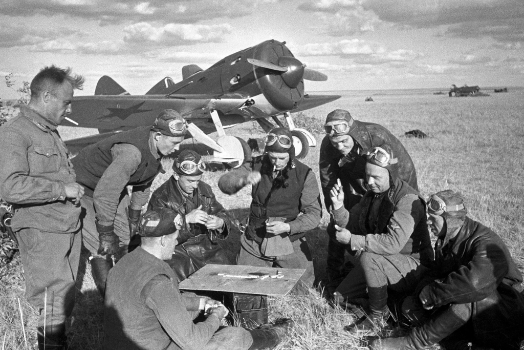 Советские авиаторы играют в домино у И-16
