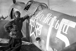 Младший лейтенант А.В. Рузин у самолета Ла-5ФН