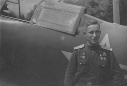 Старший лейтенант В.М. Дудниченко у своего Ла-5Ф