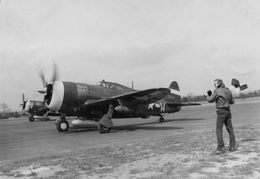Взлет истребителей-бомбардировщиков P-47