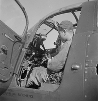 Авиамеханик проверяет приборы Bell Airacobra