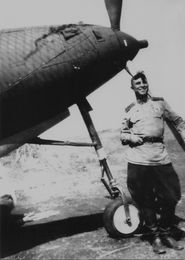 Капитан В.М. Дрыгин у своего P-39 «Аэрокобра»