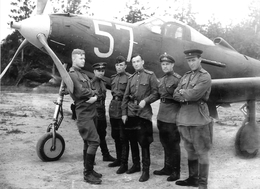 Группа офицеров 7-го ИАК ПВО Ленинграда у P-39 "Аэрокобра"