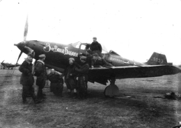 Летчики 100-го ГИАП у истребителя P-39N