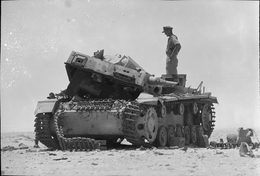 Уничтоженный в пустыне немецкий танк Pz.Kpfw. III
