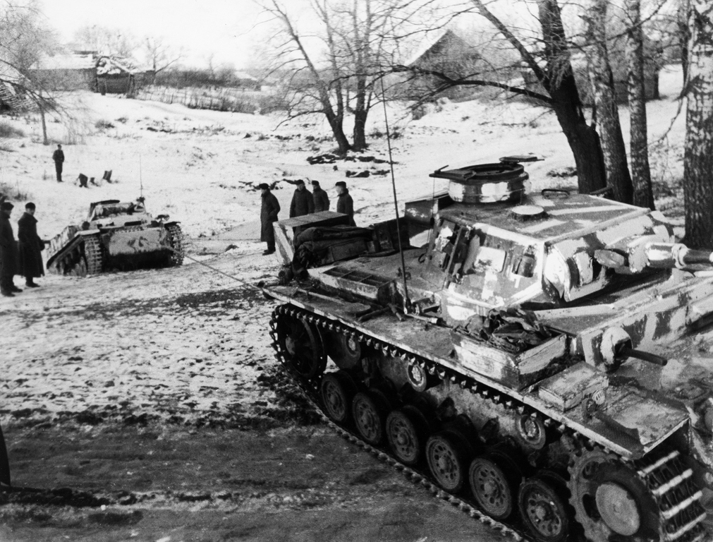 Немецкий танк Pz.Kpfw. III вытаскивает Pz.Kpfw. II