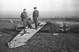 Советские военнослужащие и Мессершмитт Bf.109