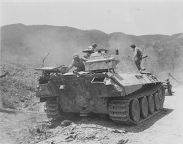 Американские солдаты осматривают танк «Пантера» -1