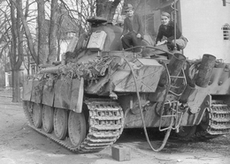 Молодые немцы на танке Panther Ausf. G