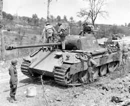 Американские солдаты осматривают танк «Пантера» -2
