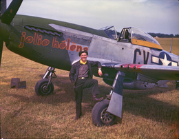 Уильям Фостер у своего истребителя P-51D