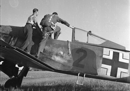 Пилот садится в кабину Фокке-Вульф Fw.190F-8