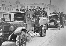 Советские бойцы на грузовиках ЗиС-5