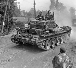 Британский танк «Кромвель» движется по дороге