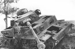 Майор Красной Армии у Pz.Kpfw. IV Ausf. Н.