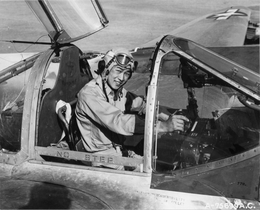 Американский пилот Стэнли Лау в кабине P-38