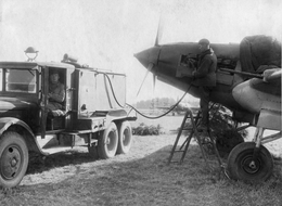 Заправка маслом штурмовика Ил-2