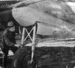 Обслуживание стойки шасси штурмовика Ил-2