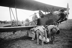 Подготовка самолета У-2 к вылету