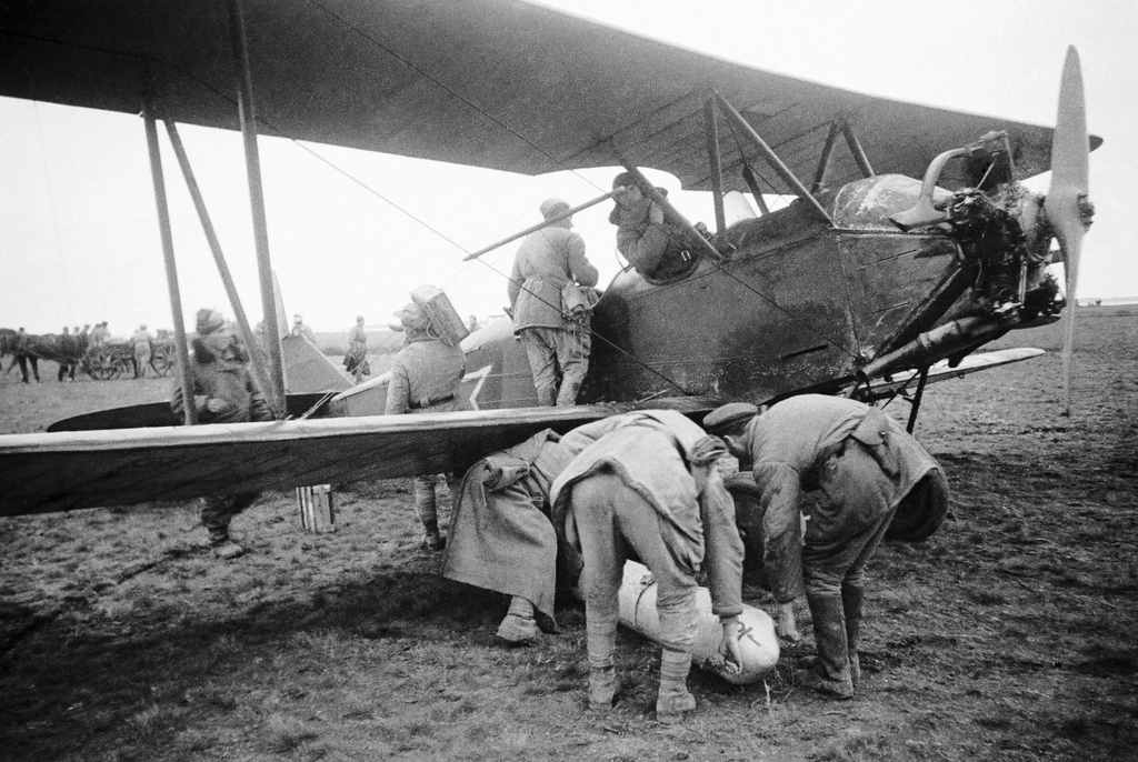Подготовка самолета У-2 к вылету