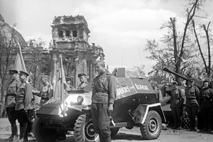 Бойцы и командиры РККА возле БА-64