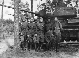 Танкисты у Т-34-85 с личным именем «Партизан»