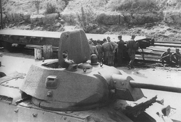 Колонна советских танков Т-34 на площадке СТЗ ч.1