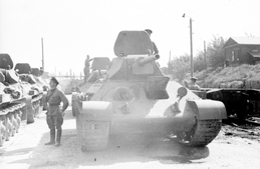Колонна советских танков Т-34 на площадке СТЗ ч.4