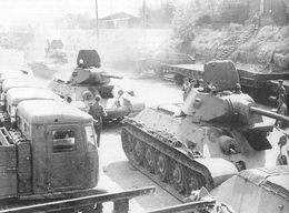 Колонна советских танков Т-34 на площадке СТЗ ч.2