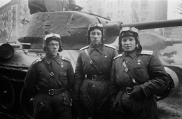 Герои Советского Союза возле танка ОТ-34-85