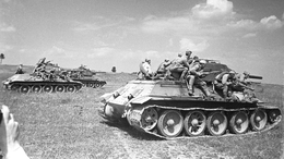 Танки Т-34 с десантом во время учений