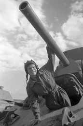 Командир танковой роты В.П. Хазов у танка Т-34