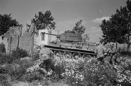 Танк Т-34 с десантом во время учений