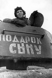 Cтарший сержант А.И. Ширманов в танке Т-34