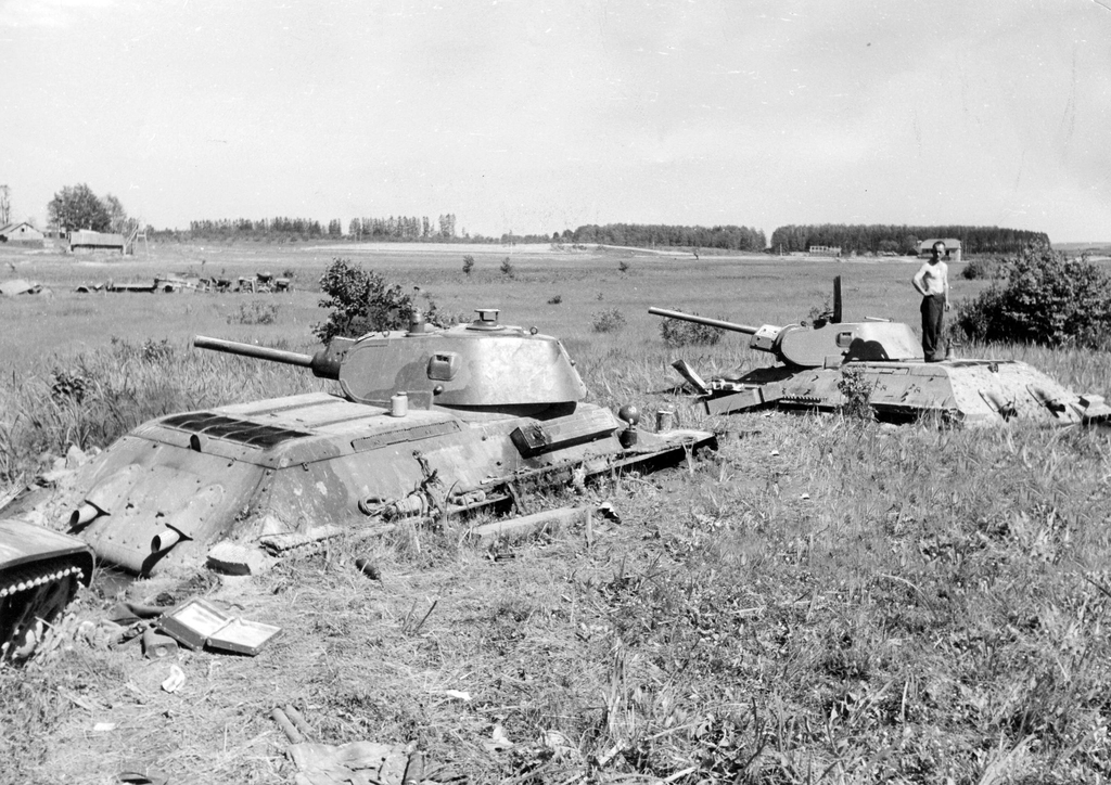 Советские танки Т-34, застрявшие во пойме реки