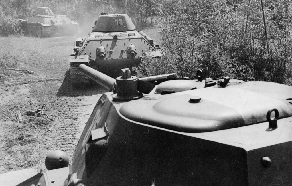 Колонна советских танков Т-34 производства СТЗ