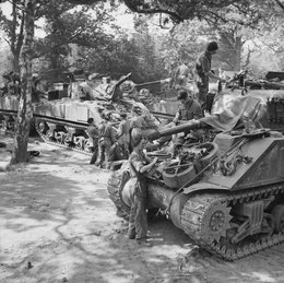 Британские танкисты готовят танки M4 «Шерман»