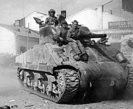 Советские танкисты на танке M4 «Шерман»