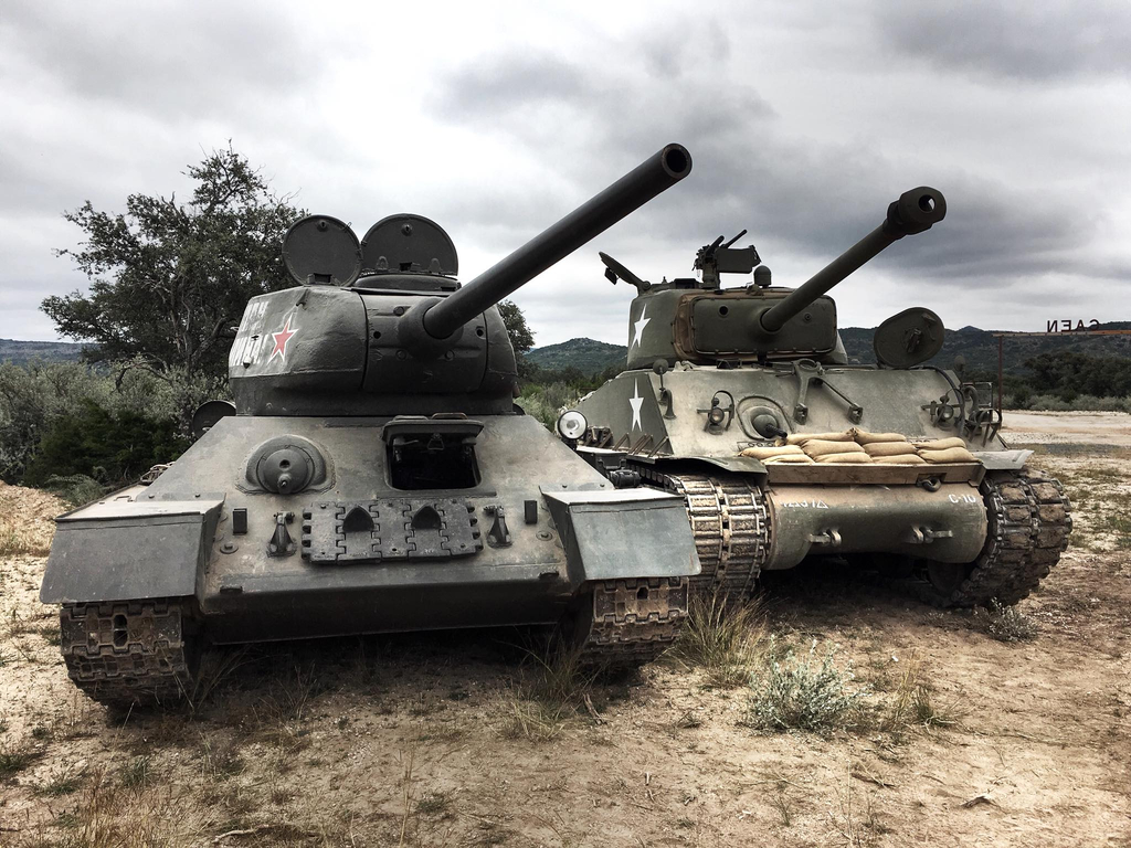 Средние танки Т-34-85 и M4A3E8
